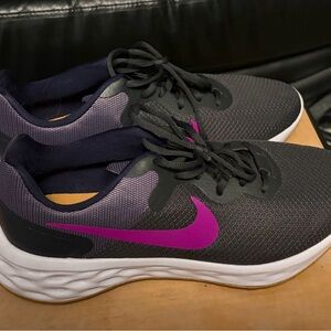 Nike Women's Black and Pink Athletic Shoes